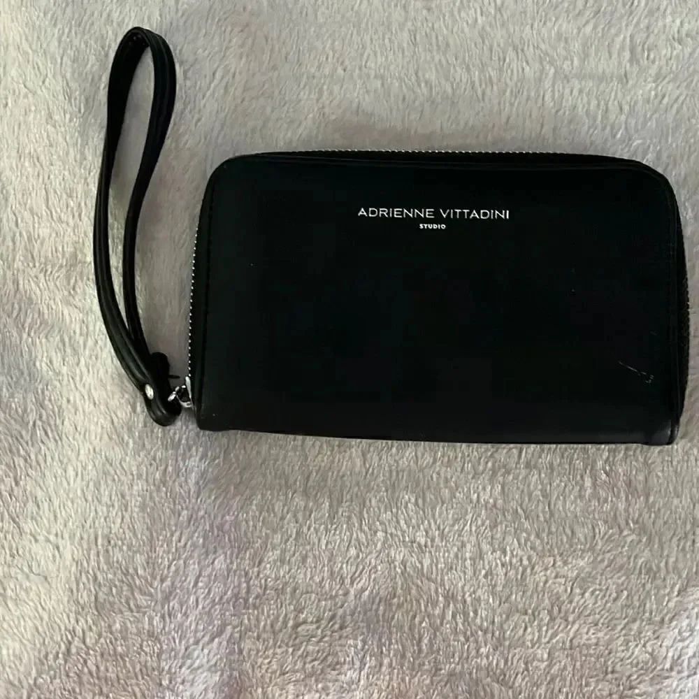 Adrianne Vittadini wristlet